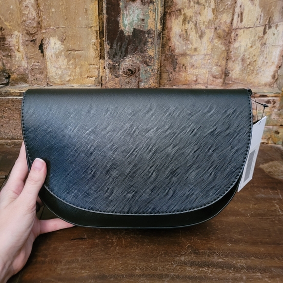 JustFab Handbags - NWT black purse with shoulder strap